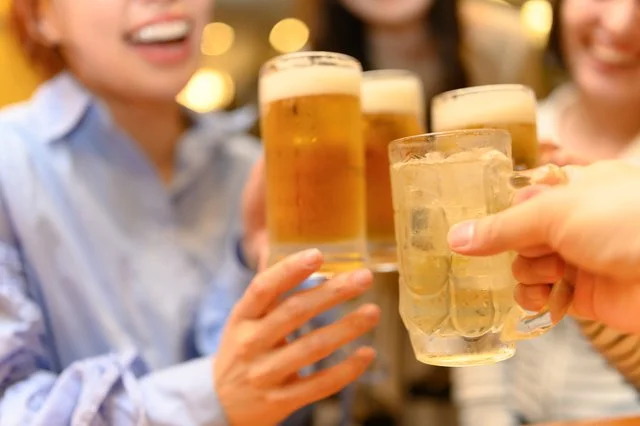 乾杯するビールジョッキとレモンサワー