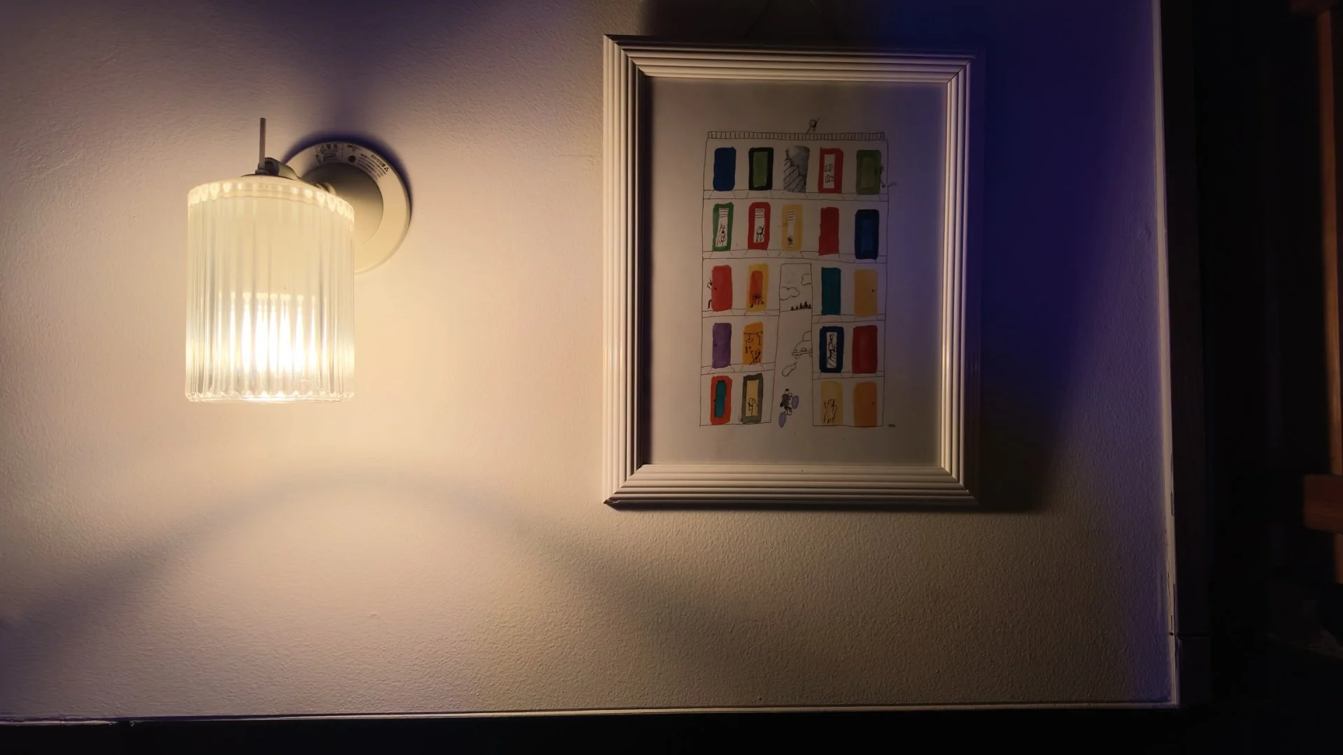 壁に飾られた絵画とランプが灯る店内の一角
